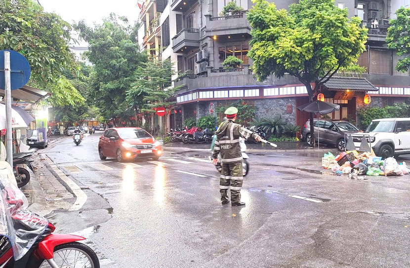 Chiến sỹ Công an phường Ba Đình đảm bảo an toàn giao thông dưới trời mưa bão ngày 7/10/2025
