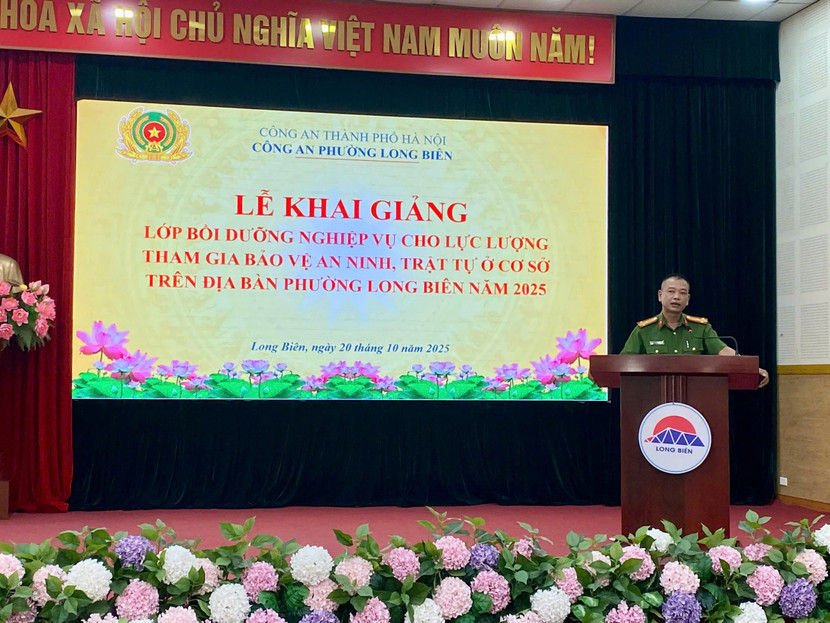 Thượng tá Nguyễn Mạnh Hà, Trưởng Công an phường Long Biên phát biểu tại lớp bồi dưỡng