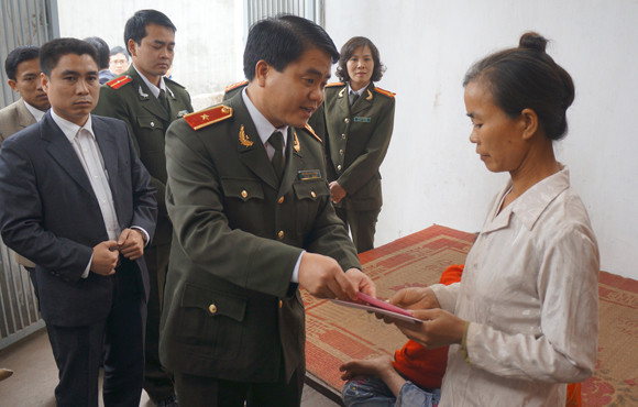 Thăm hỏi, tặng quà các Mẹ Việt Nam Anh hùng, gia đình chính sách, người có công với Cách mạng ảnh 6