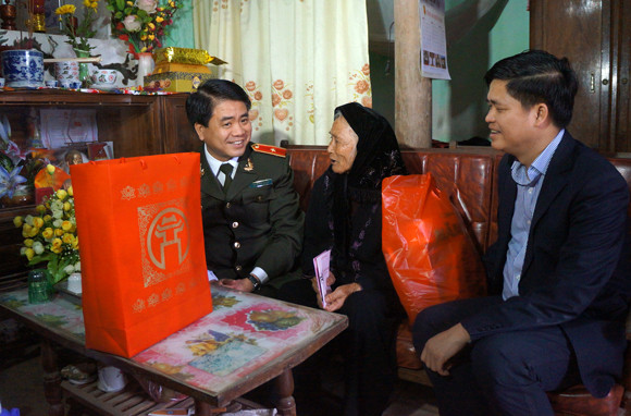 Thăm hỏi, tặng quà các Mẹ Việt Nam Anh hùng, gia đình chính sách, người có công với Cách mạng ảnh 2