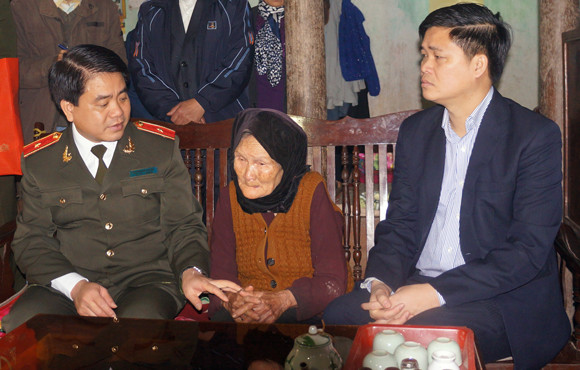 Thăm hỏi, tặng quà các Mẹ Việt Nam Anh hùng, gia đình chính sách, người có công với Cách mạng ảnh 3