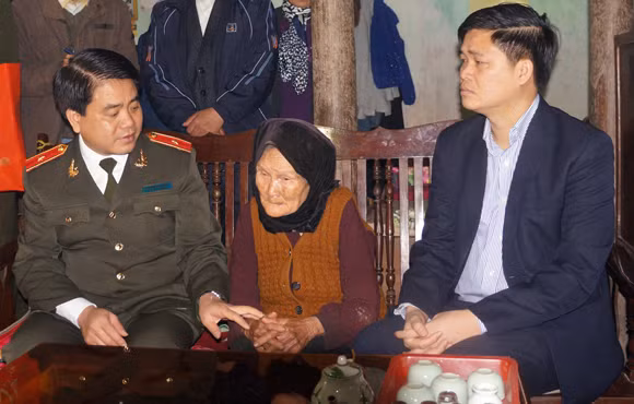 Thăm hỏi, tặng quà các Mẹ Việt Nam Anh hùng, gia đình chính sách, người có công với Cách mạng ảnh 3