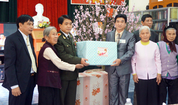 Thăm hỏi, tặng quà các Mẹ Việt Nam Anh hùng, gia đình chính sách, người có công với Cách mạng ảnh 4