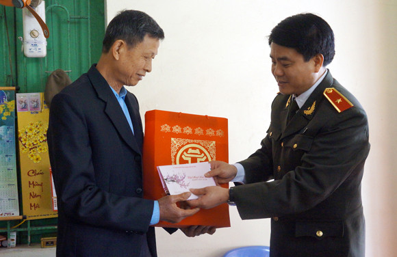 Thăm hỏi, tặng quà các Mẹ Việt Nam Anh hùng, gia đình chính sách, người có công với Cách mạng ảnh 7