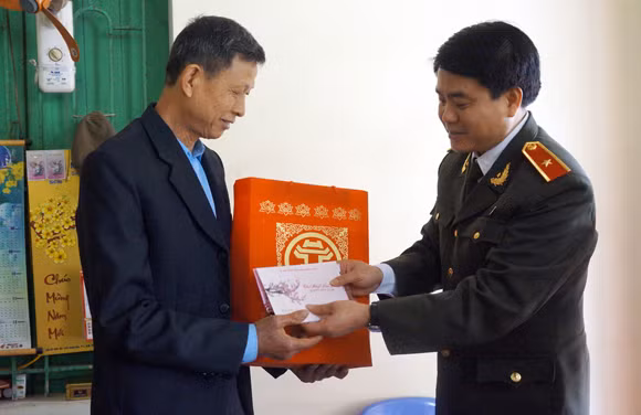 Thăm hỏi, tặng quà các Mẹ Việt Nam Anh hùng, gia đình chính sách, người có công với Cách mạng ảnh 7