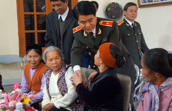 Thăm hỏi, tặng quà các Mẹ Việt Nam Anh hùng, gia đình chính sách, người có công với Cách mạng ảnh 5