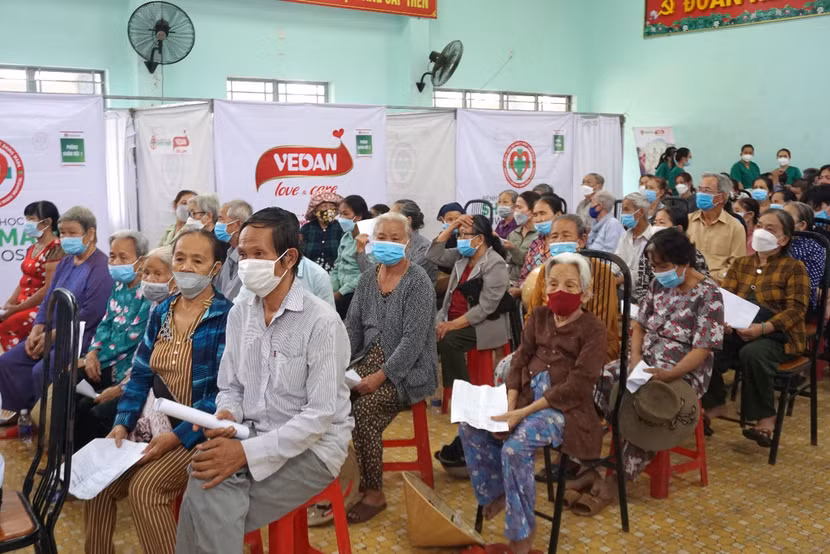 Bà con đến sớm, trật tự đợi khám bệnh Bà con đến sớm, trật tự đợi khám bệnh