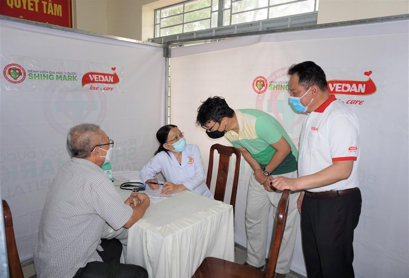Lãnh đạo Vedan Việt Nam và bệnh viện Shing Mark đến thăm các bệnh nhân tại sự kiện