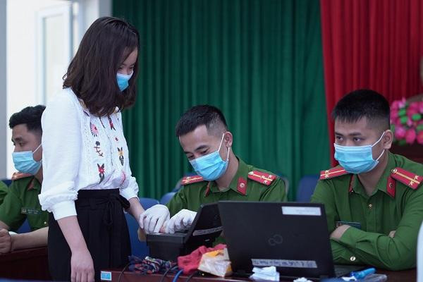 Trên tiêu chí phục vụ người dân đến cuối cùng, các chiến sỹ CAP Trung Văn đã phải nhiều đêm thức trắng để phục vụ người dân