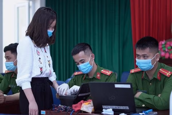 Trên tiêu chí phục vụ người dân đến cuối cùng, các chiến sỹ CAP Trung Văn đã phải nhiều đêm thức trắng để phục vụ người dân