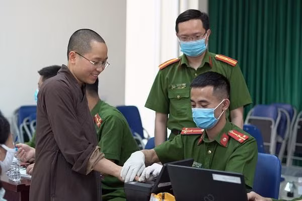 Ngay từ 6h sáng, Tổ cảnh sát khu vực, Công an phường Trung Văn, quận Nam Từ Liêm, Hà Nội tiến hành làm thủ tục cấp thẻ CCCD lưu động. Tổ công tác hoạt động xuyên suốt đến 24 giờ tất cả các ngày trong tuần, kể cả thứ Bảy, Chủ nhật