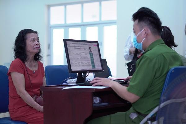 CAP có 12 cảnh sát khu vực phụ trách 21 tổ dân phố. Số lượng người dân đến làm quá đông. Do vậy, CSKV bắt buộc trực toàn ca tại điểm cấp CCCD để đối chiếu dữ liệu thông tin và các giấy tờ tuỳ thân của công dân khi đến làm.