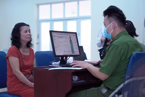 CAP có 12 cảnh sát khu vực phụ trách 21 tổ dân phố. Số lượng người dân đến làm quá đông. Do vậy, CSKV bắt buộc trực toàn ca tại điểm cấp CCCD để đối chiếu dữ liệu thông tin và các giấy tờ tuỳ thân của công dân khi đến làm.