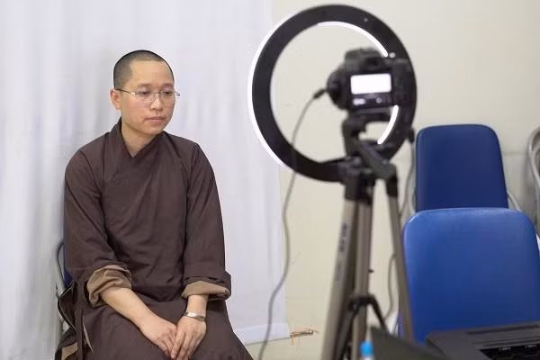 Mặc dù rất đông người dân đăng ký làm thẻ căn cước công dân nhưng nhờ thủ tục nhanh gọn, tận tình của các cán bộ công an, đa số người dân đều bày tỏ sự hài lòng.