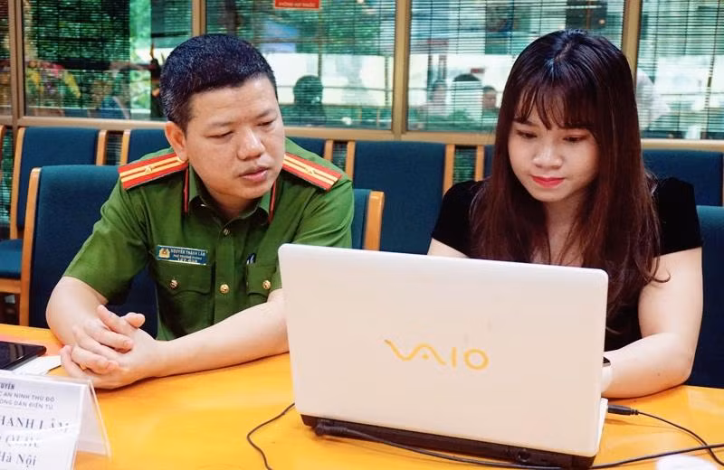 Thiếu tá Nguyễn Thành Lâm, Phó Trưởng Phòng Cảnh sát QLHC về TTXH, CATP Hà Nội trả lời câu hỏi của bạn đọc