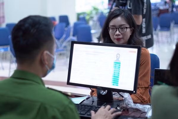 Để phục vụ tốt nhất nhu cầu cấp CCCD cho người dân, Công an phường Trung Văn bố trí cho người dân được sắp xếp theo số thứ tự tương ứng với từng khung giờ cụ thể để người dân thuận tiện sắp xếp công việc đi làm CCCD mà không phải tốn quá nhiều thời gian chờ đợi.