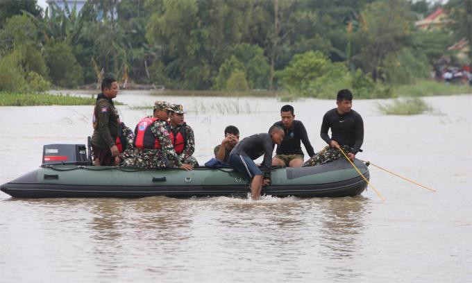 Thành viên lực lượng tìm kiếm cứu nạn Campuchia tìm kiếm nạn nhân vụ chìm thuyền
