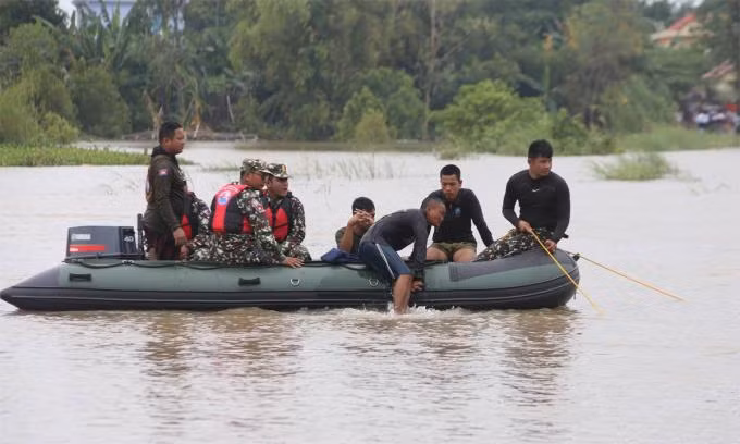 Thành viên lực lượng tìm kiếm cứu nạn Campuchia tìm kiếm nạn nhân vụ chìm thuyền Thành viên lực lượng tìm kiếm cứu nạn Campuchia tìm kiếm nạn nhân vụ chìm thuyền