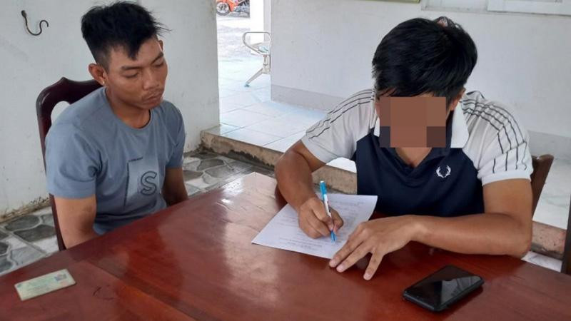 Đối tượng Linh (bên trái) tại cơ quan Công an