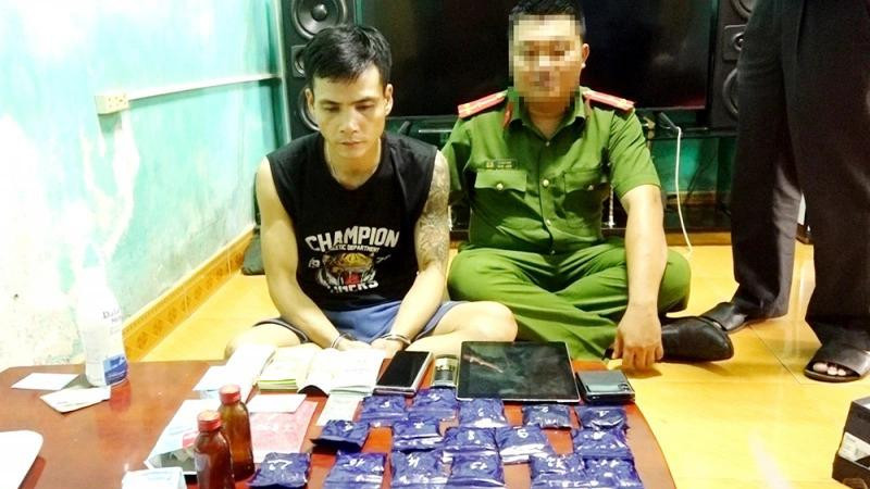 Trần Mạnh Cường bị bắt giữ cùng toàn bộ tang vật hơn 5.500 viên ma túy tổng hợp (Ảnh: Zing) Trần Mạnh Cường bị bắt giữ cùng toàn bộ tang vật hơn 5.500 viên ma túy tổng hợp (Ảnh: Zing)