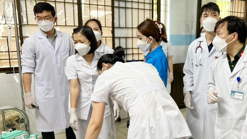 Bác sĩ Trung tâm Y tế Dân quân y Côn Đảo cấp cứu cho các nạn nhân (Ảnh: Zing)