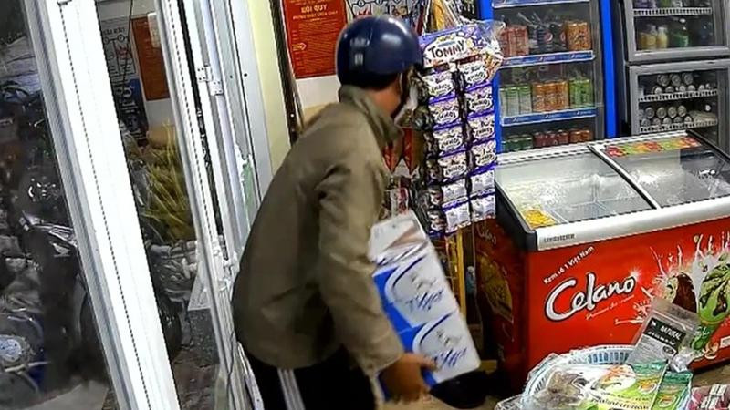 Người đàn ông trộm 2 thùng bia hiệu Tiger (Ảnh cắt từ clip)