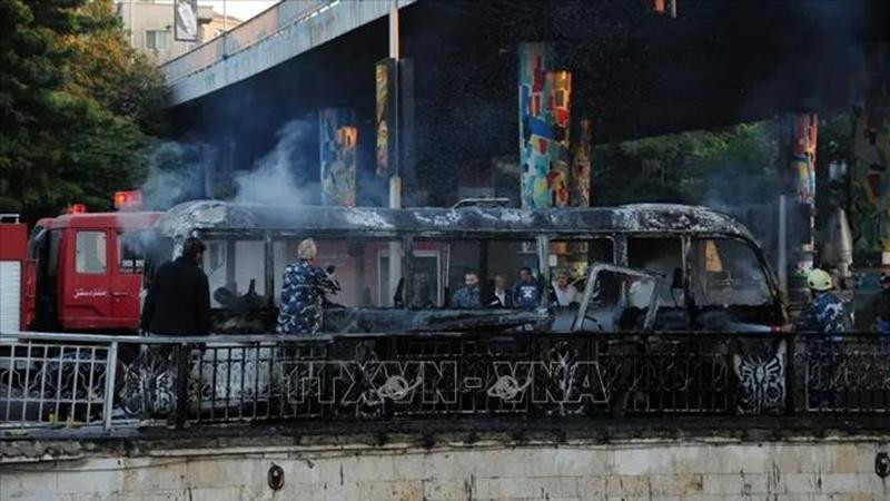 Xe buýt tại Syria bị cháy sau khi trúng bom ngày 20-10-2021 (Ảnh tư liệu: REUTERS/TTXVN) Xe buýt tại Syria bị cháy sau khi trúng bom ngày 20-10-2021 (Ảnh tư liệu: REUTERS/TTXVN)