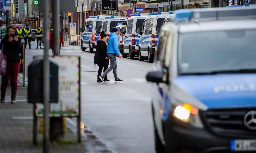 Nhiều xe cảnh sát tại một khu chợ ở Hanau (Đức) sau một vụ tấn công khủng bố hồi tháng 2