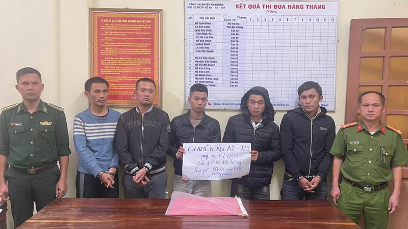 Nhóm đối tượng bị bắt giữ (Ảnh: Mạnh Hùng - BĐBP Quảng Trị)