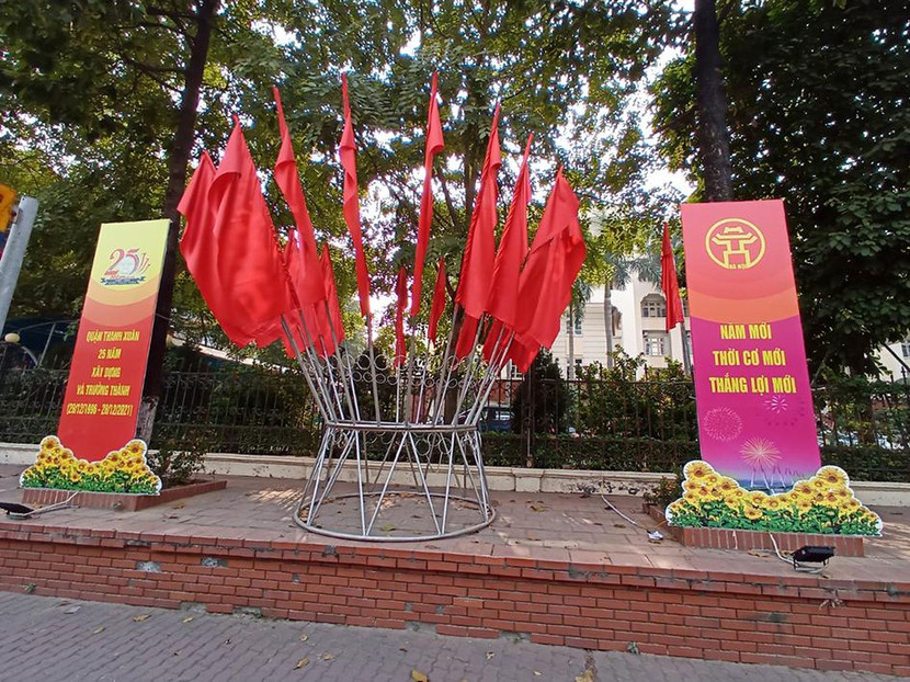 Tưng bừng cờ hoa chào mừng 25 năm ngày thành lập quận Tưng bừng cờ hoa chào mừng 25 năm ngày thành lập quận