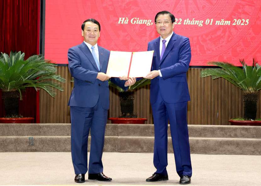 Trưởng Ban Nội chính Trung ương Phan Đình Trạc trao quyết định của Bộ Chính trị cho tân Bí thư Tỉnh ủy Hà Giang Hầu A Lềnh