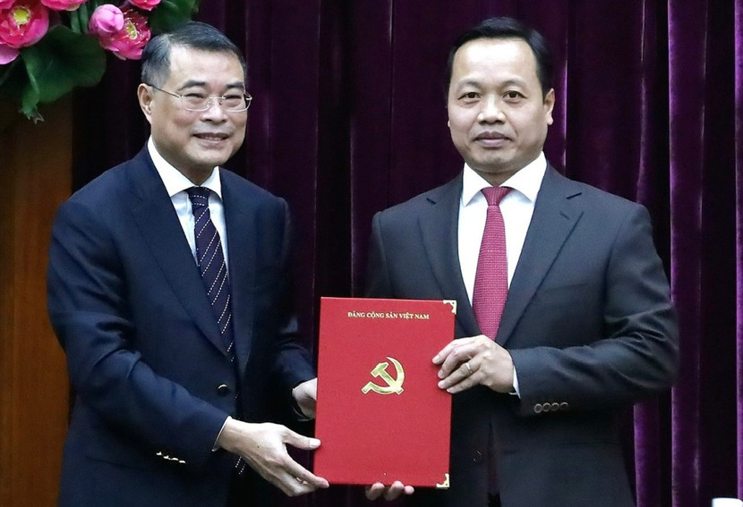 Trưởng ban Tổ chức Trung ương Lê Minh Hưng (trái) trao quyết định cho ông Trần Tiến Dũng Trưởng ban Tổ chức Trung ương Lê Minh Hưng (trái) trao quyết định cho ông Trần Tiến Dũng