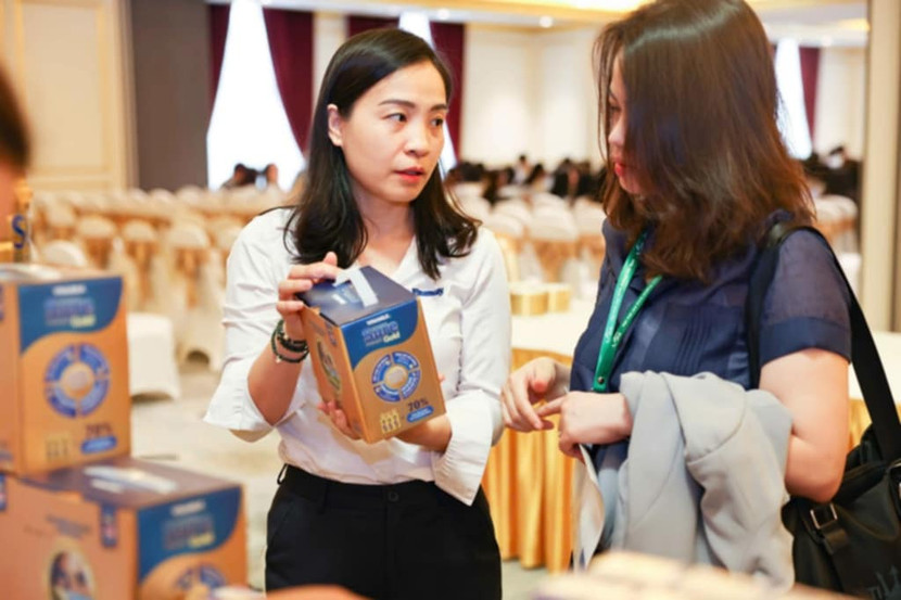 Đại diện Vinamilk giới thiệu các sản phẩm dinh dưỡng cho người dùng Đại diện Vinamilk giới thiệu các sản phẩm dinh dưỡng cho người dùng