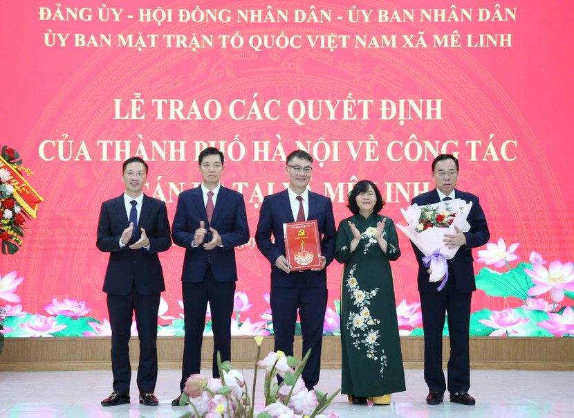 Bí thư Thành ủy Hà Nội Bùi Thị Minh Hoài trao quyết định cho lãnh đạo xã Mê Linh. Ảnh: Viết Thành