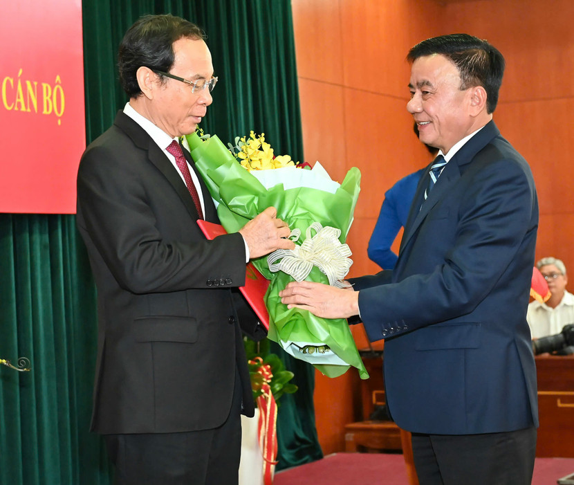 Đồng chí Trần Cẩm Tú trao quyết định cho đồng chí Nguyễn Văn Nên Đồng chí Trần Cẩm Tú trao quyết định cho đồng chí Nguyễn Văn Nên