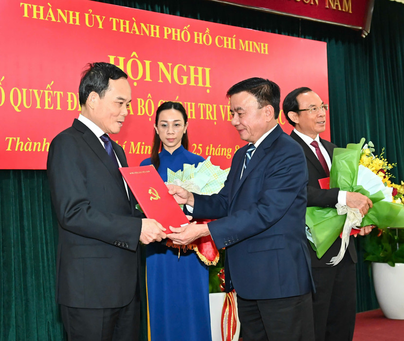 Thường trực Ban Bí thư Trần Cẩm Tú trao quyết định cho ông Trần Lưu Quang