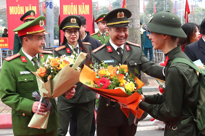 Đại tá Nguyễn Ngọc Quyền, Phó Giám đốc Công an TP Hà Nội tặng hoa động viên các tân binh Đại tá Nguyễn Ngọc Quyền, Phó Giám đốc Công an TP Hà Nội tặng hoa động viên các tân binh