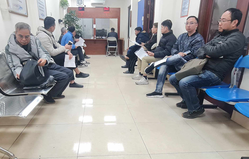 Khá đông người dân tới xếp hàng làm thủ tục đổi Giấy phép lái xe đầu năm mới