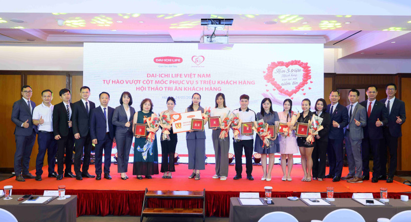 Dai-ichi Life Việt Nam chúc mừng và trao quà tri ân khách hàng Dai-ichi Life Việt Nam chúc mừng và trao quà tri ân khách hàng