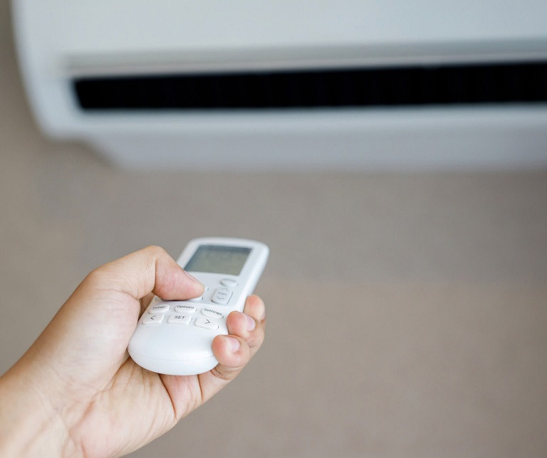 Sử dụng điều hòa liên tục trong ngày nắng nóng cao điểm khiến hóa đơn tiền điện tăng nóng