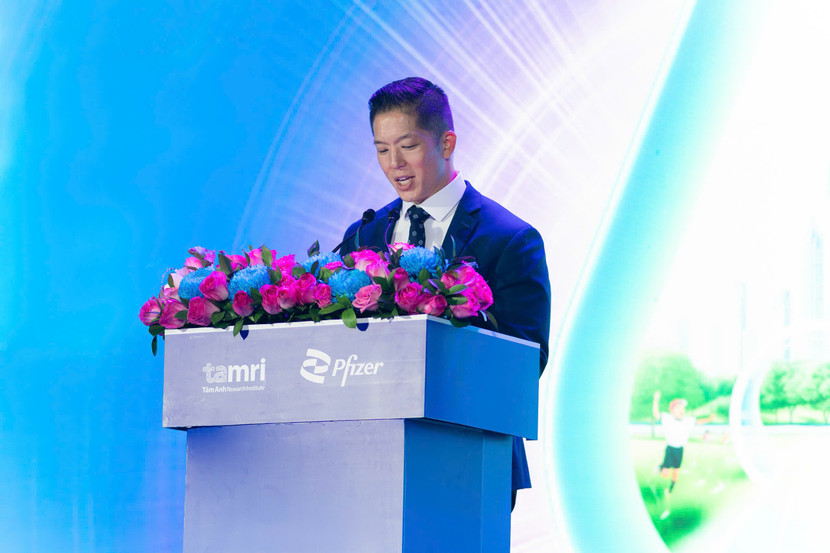 Ông Darrell Oh, Tổng Giám đốc Công ty TNHH Pfizer Việt Nam phát biểu tại chuỗi hội thảo khoa học Ông Darrell Oh, Tổng Giám đốc Công ty TNHH Pfizer Việt Nam phát biểu tại chuỗi hội thảo khoa học