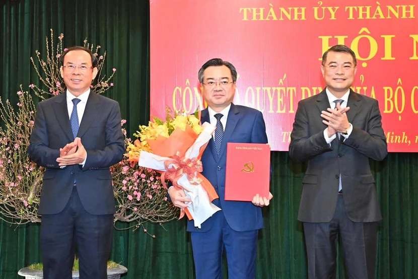 Trưởng Ban Tổ chức Trung ương Lê Minh Hưng và Bí thư Thành ủy TP.HCM Nguyễn Văn Nên chúc mừng đồng chí Nguyễn Thanh Nghị