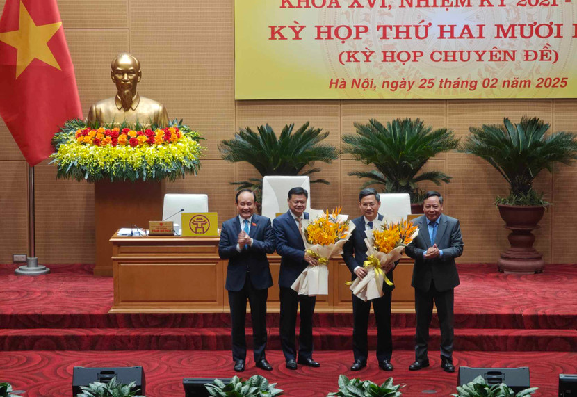 Các đồng chí lãnh đạo thành phố tặng hoa chúc mừng ông Hà Minh Hải và ông Vũ Đức Bảo Các đồng chí lãnh đạo thành phố tặng hoa chúc mừng ông Hà Minh Hải và ông Vũ Đức Bảo