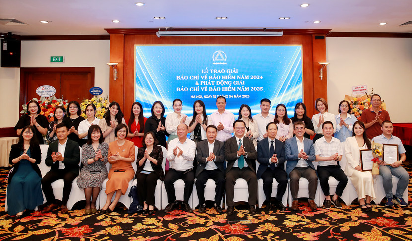 Ban Tổ chức và các tác giả đoạt giải