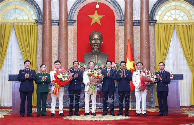 Chủ tịch nước Lương Cường chúc mừng các đồng chí được bổ nhiệm