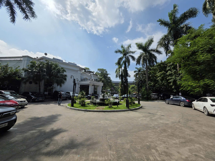 Khu vực công trình nhà 2 tầng và phụ trợ khu vui chơi giải trí bán đảo hồ Đống Đa vẫn tập nập xe cộ sáng 8/8