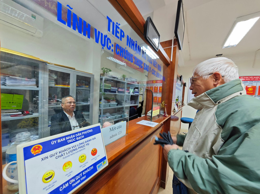 Người dân tới làm thủ tục tại UBND phường Trúc Bạch