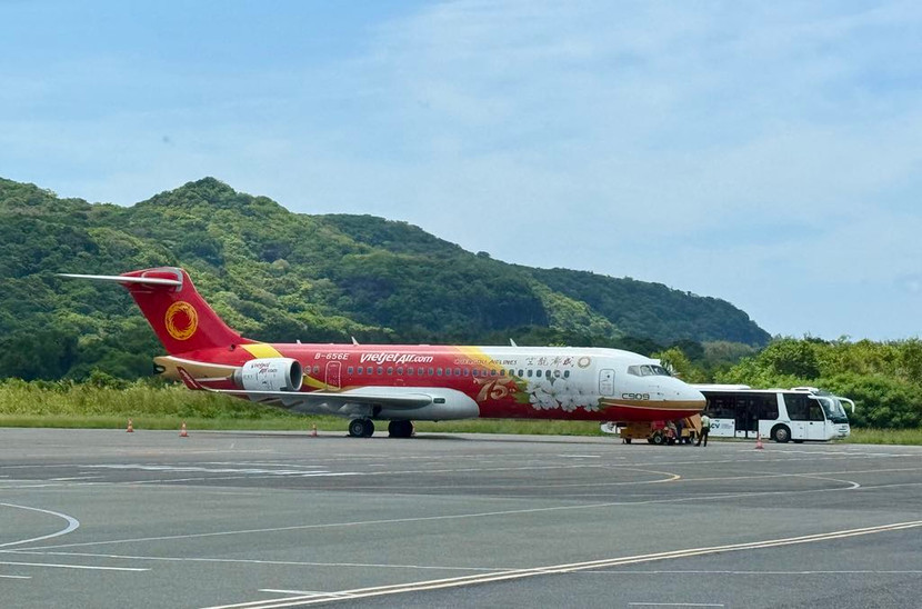 Tàu bay Comac tại sân bay Côn Đảo