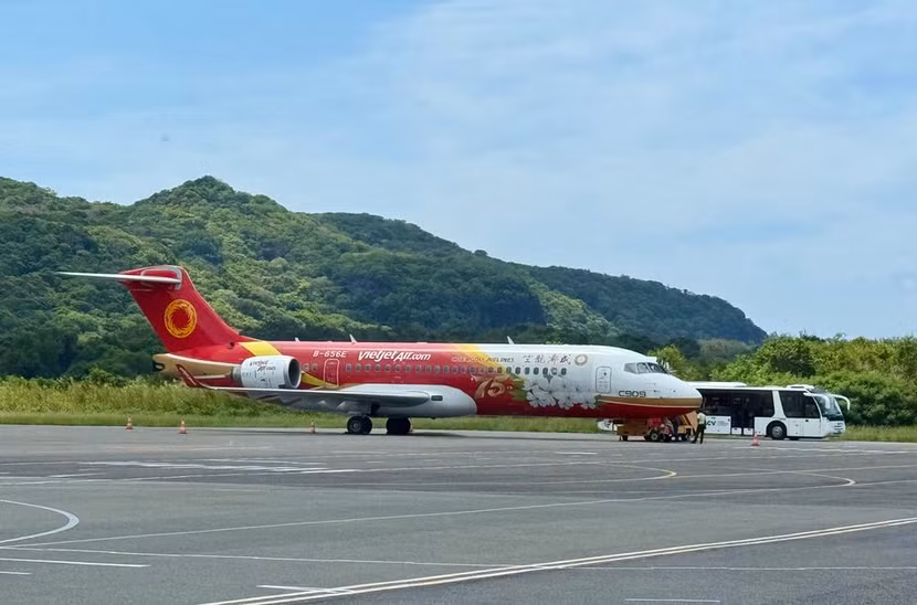 Tàu bay Comac tại sân bay Côn Đảo Tàu bay Comac tại sân bay Côn Đảo