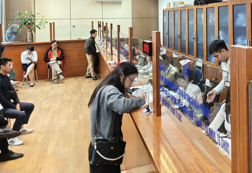 Người dân tới Văn phòng Đăng ký Đất đai Hà Nội nộp hồ sơ